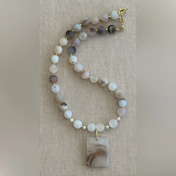 22 inch Matte Flower Agate bead necklace NWOT - Picture 2 of 15